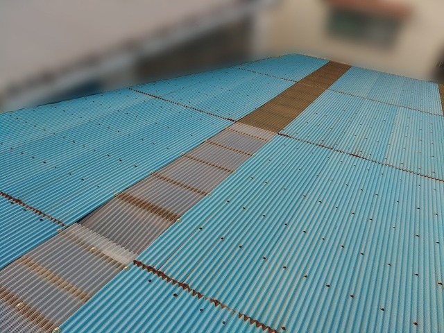 金属トタン屋根が錆びポリカ屋根が剥がれた倉庫